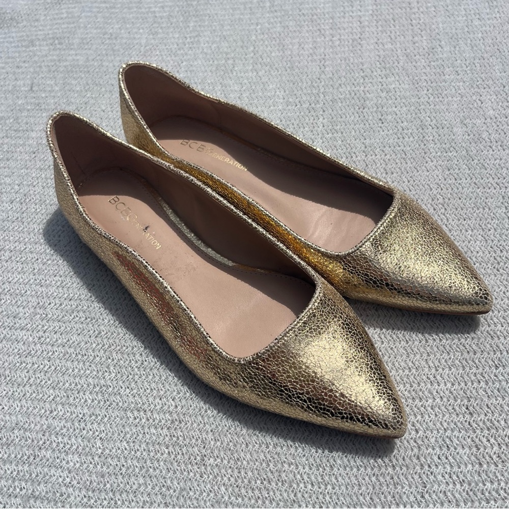 BCBGeneration Pointy Toed Gold Metallic Crackle Effect Flats Size 6